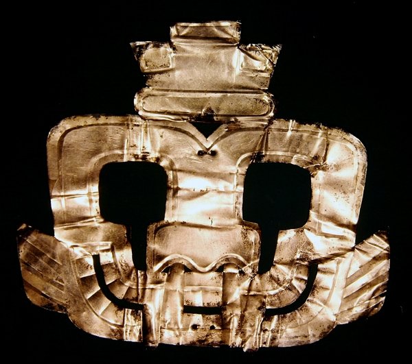 Gehamerde zilveren poema kop, uit Pachacamac, Peru door Pre Columbian Pre Columbian