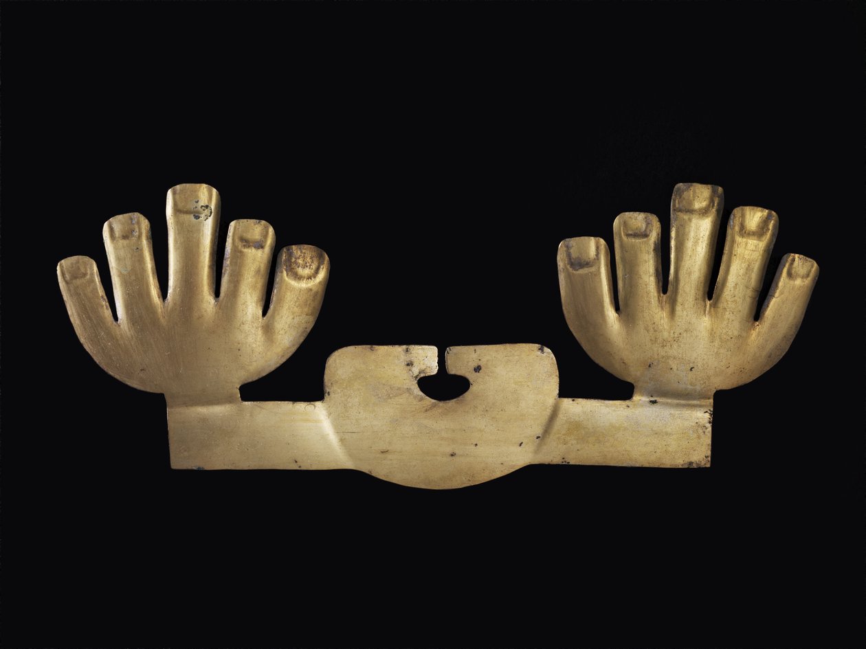 Neusornament met Handen, mogelijk Moche door Pre Columbian Pre Columbian
