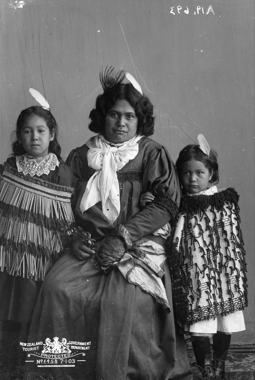 Maori vrouw en twee kinderen door Pulman and Son