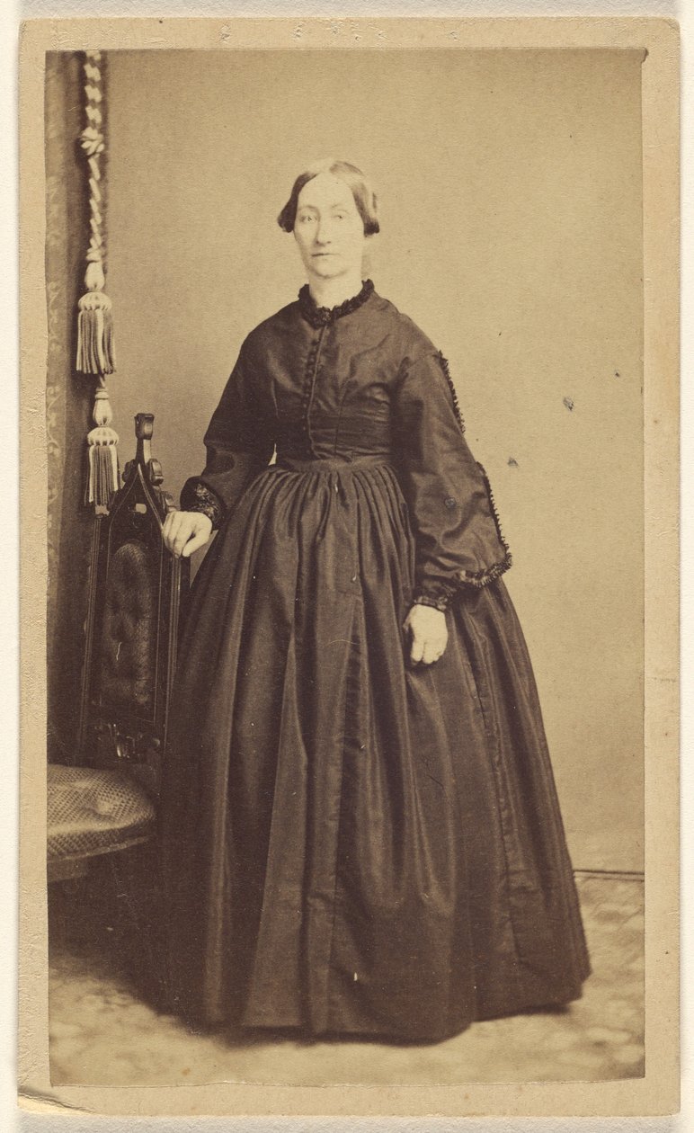 [Ongeïdentificeerde vrouw, staand] door R. A. Lord