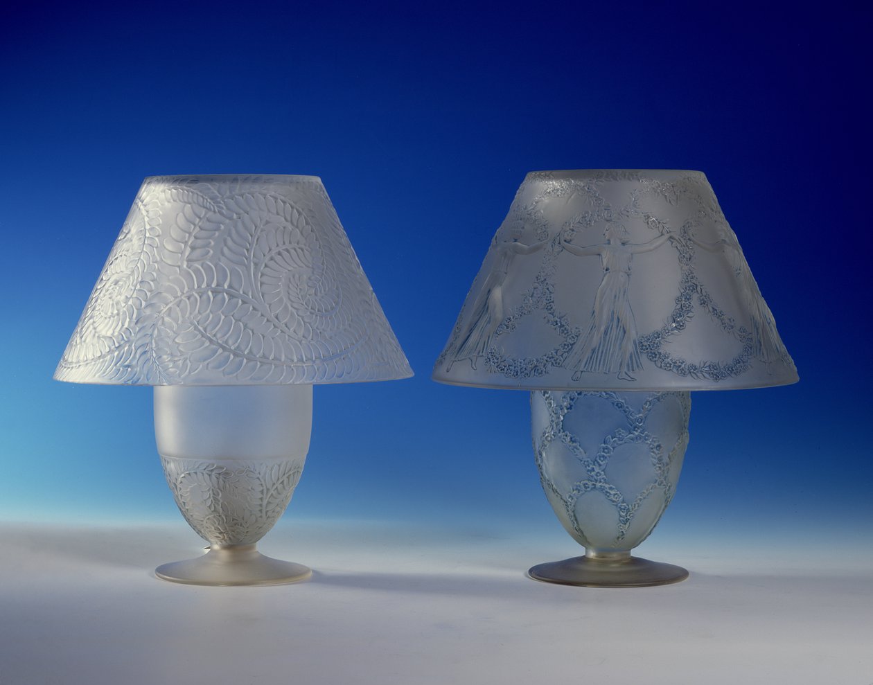 Feuillages Frosted Tafels Lampen (glas) door Rene Jules Lalique