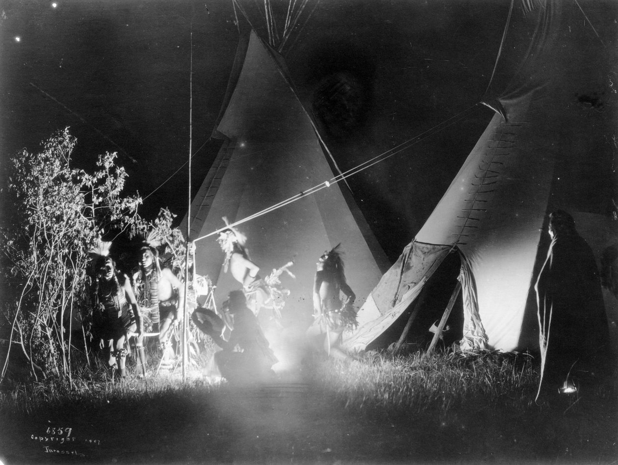 Dansen in het vuurlicht, 1907 door Richard Throssel
