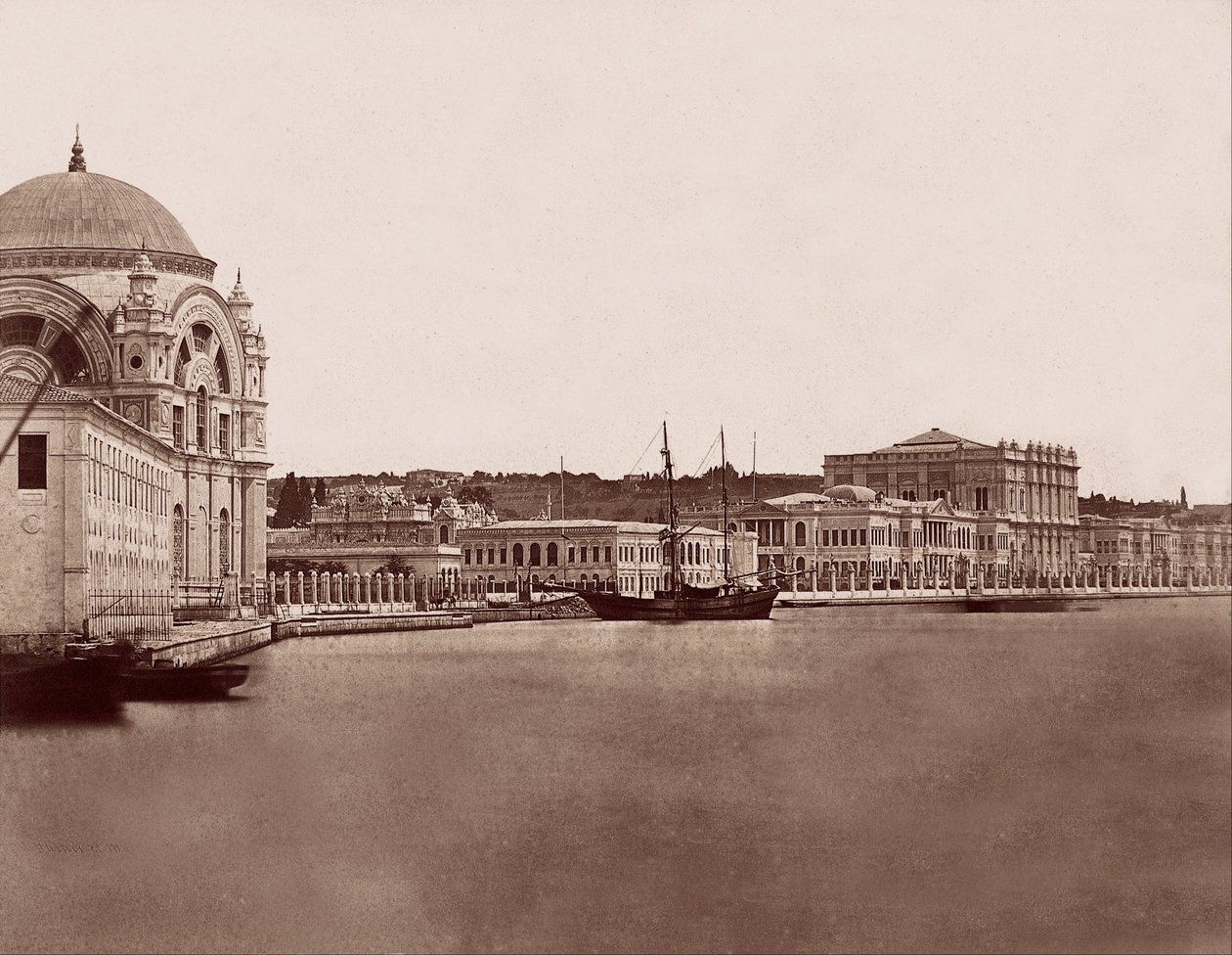 Dolmabahçe Paleis en Moskee door Robertson and Beato
