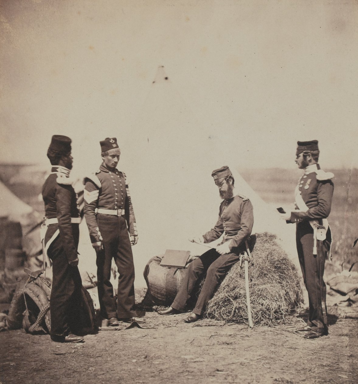 Kapitein Mark Walker, 30e (Het Cambridgeshire) Regiment van de Voet, Leest Algemene Orders, uit een album van 52 foto