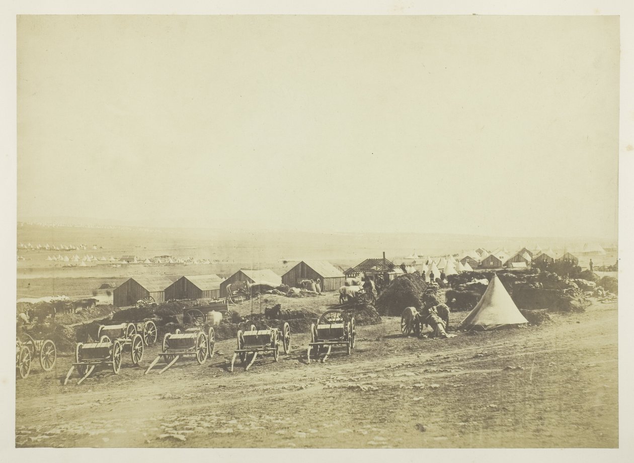 Artilleriewagens, Balaklava in de verte door Roger Fenton