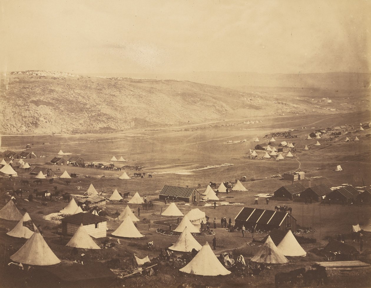 Cavaleriekamp, kijkend in de richting van Kadikoi. door Roger Fenton