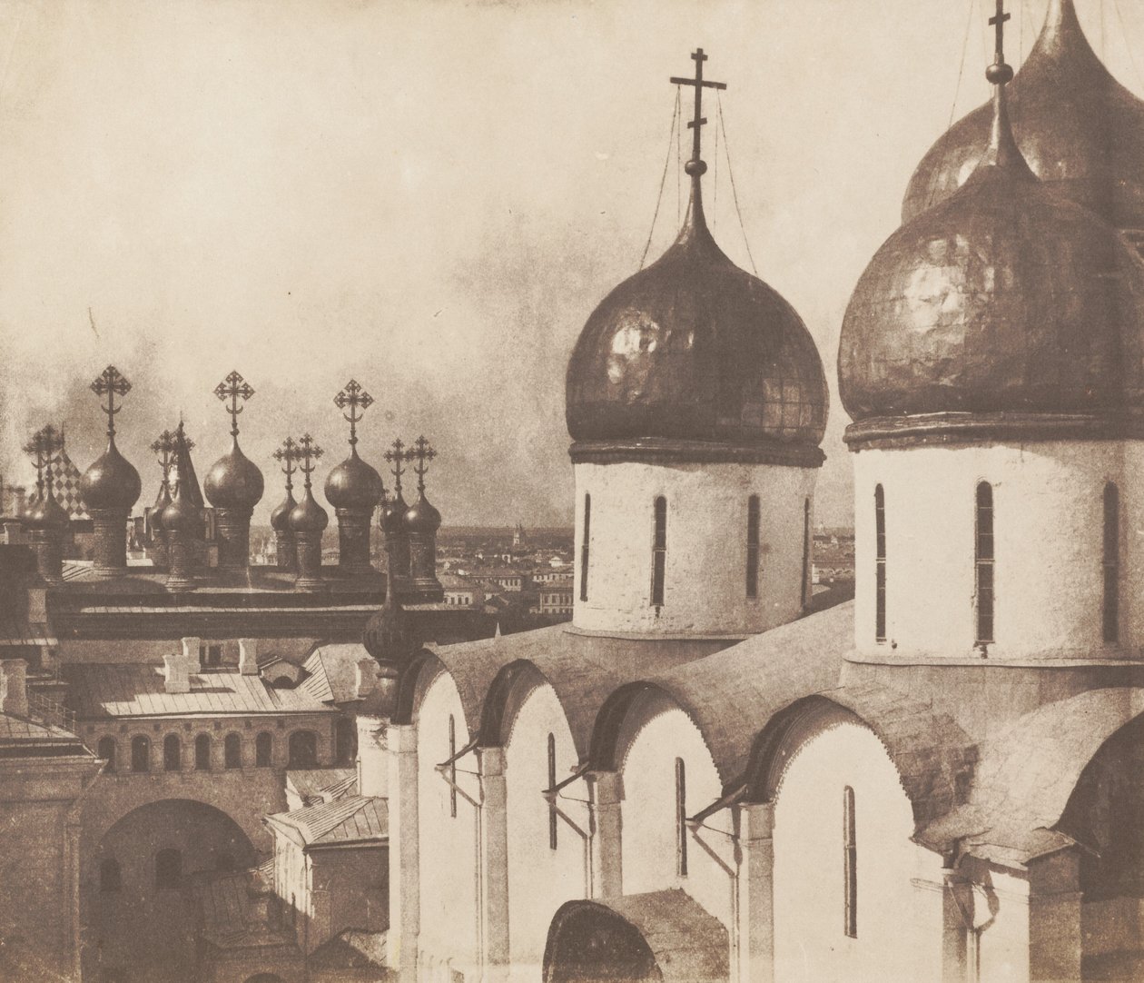 Moskou, koepels van kerken in het Kremlin door Roger Fenton