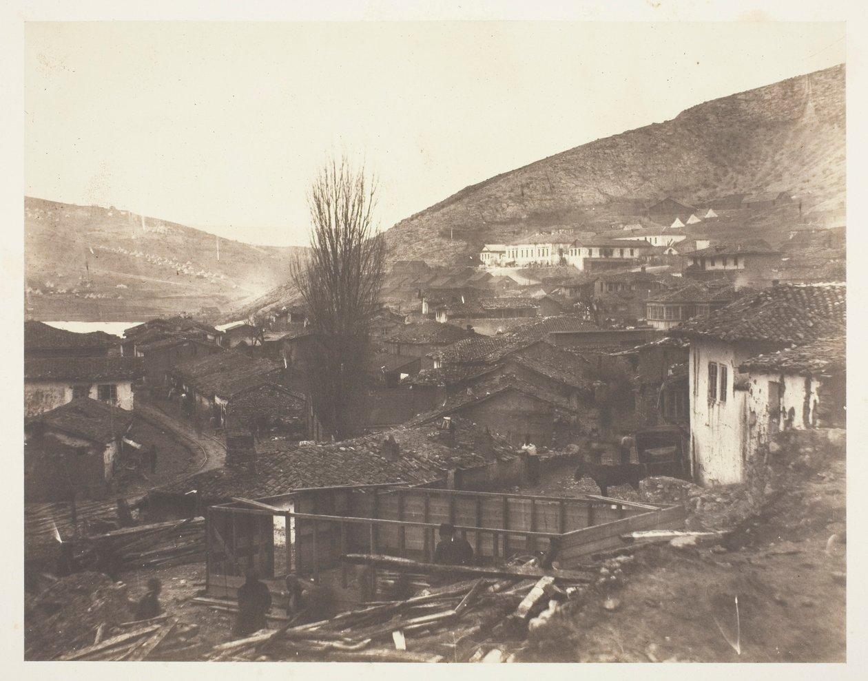De spoorwegstraat in Balaklava door Roger Fenton