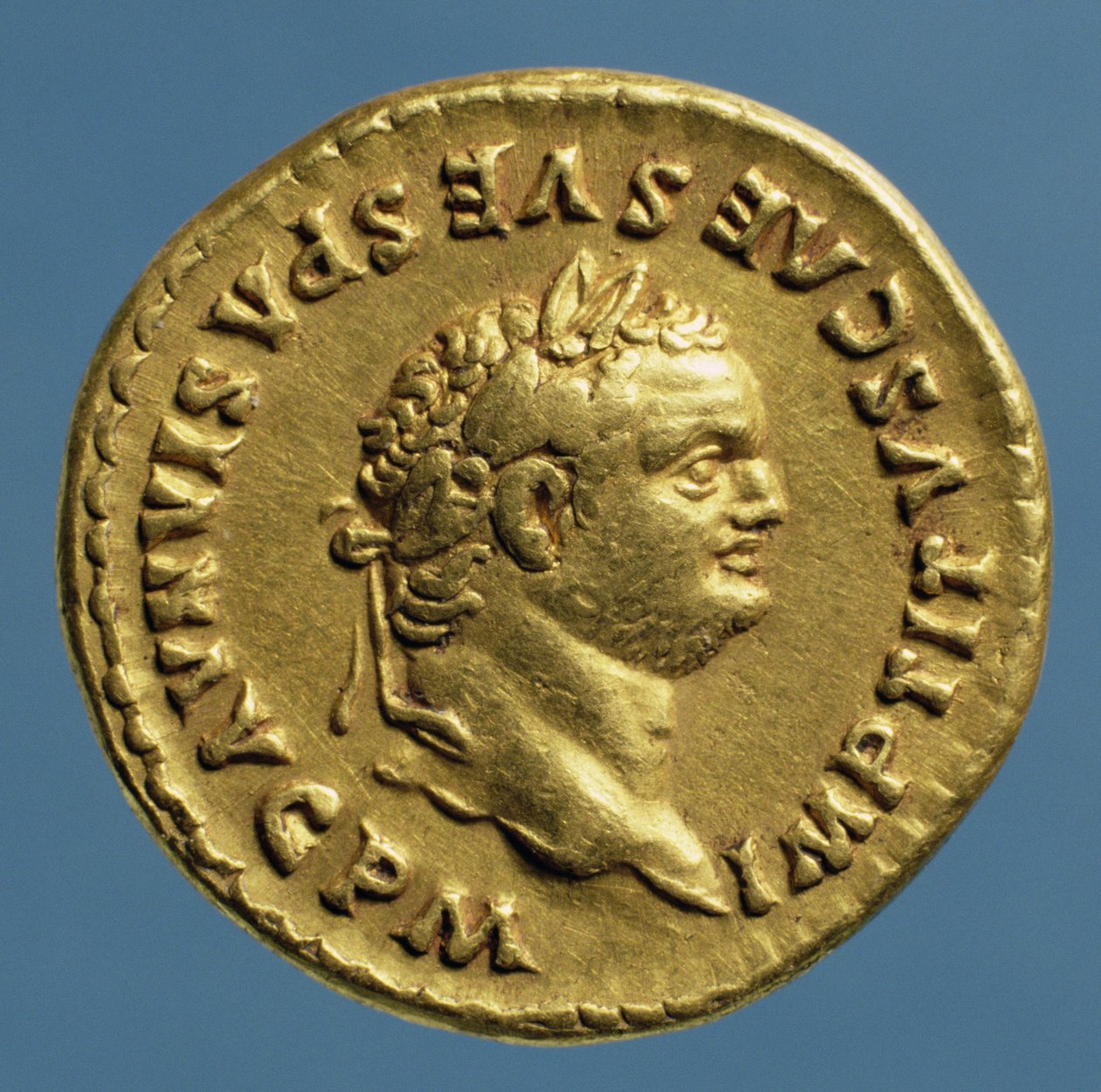 Aureus (voorzijde) van Titus (AD 79-AD 81) met een lauwerkrans. (goud) Inscriptie: IMP TITVS CAES VESPASIAN AVG P M door Roman