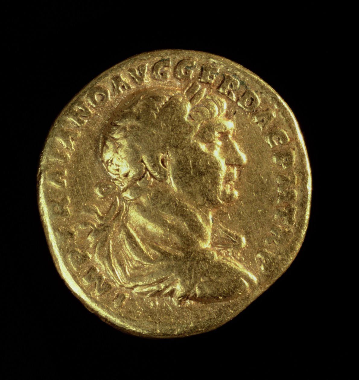 Aureus (voorzijde) met de gedrapeerde buste van Trajanus (AD 98-AD 117) met een lauwerkrans door Roman