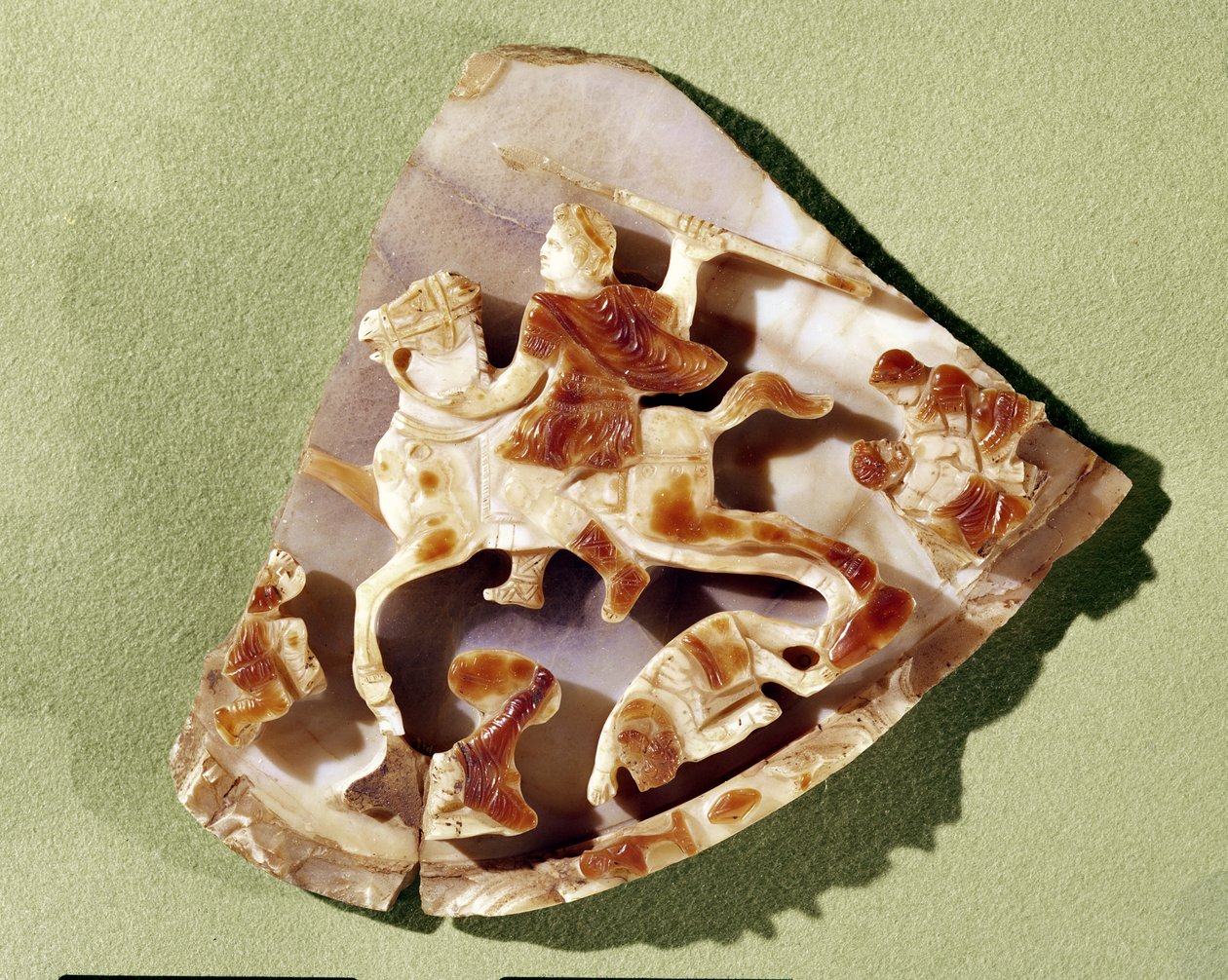Camee die een triomferende keizer afbeeldt die barbaren vertrapt, van Kusadek (sardonyx) door Roman
