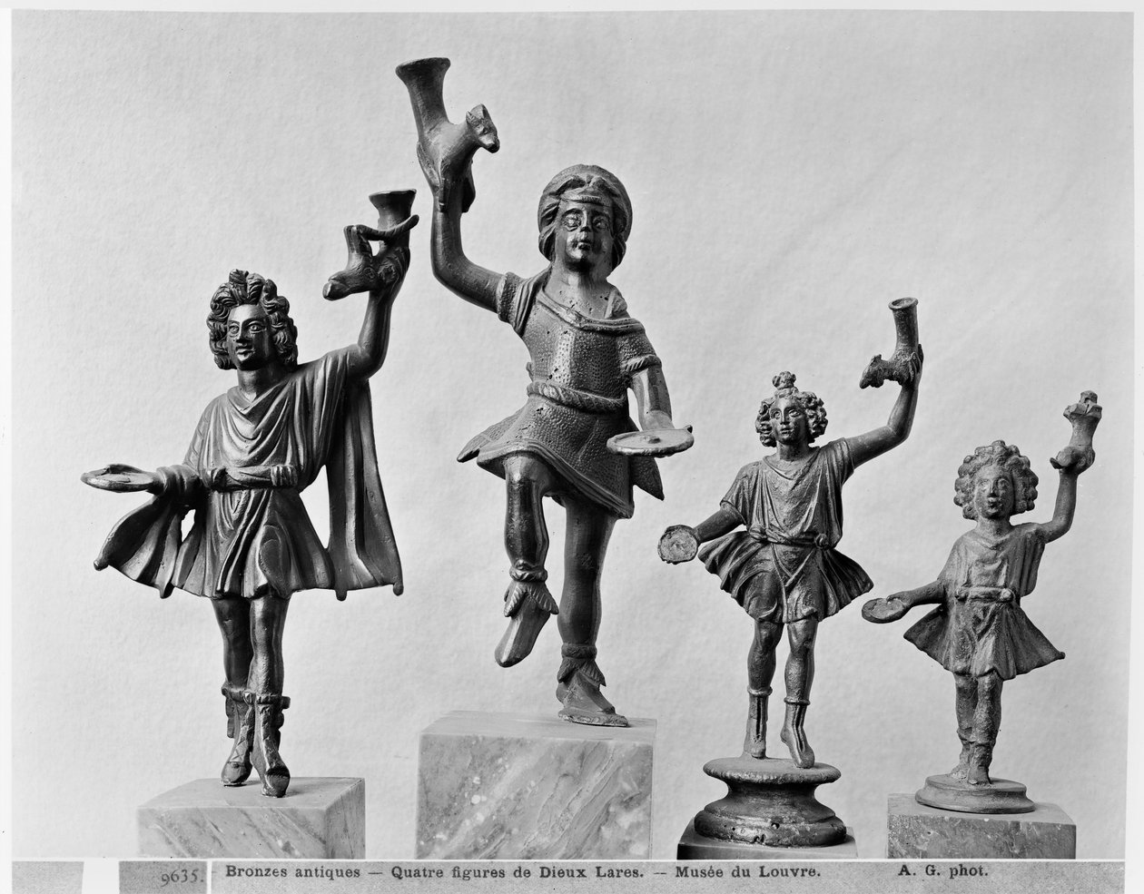 Vier figuren van Lar (brons) door Roman