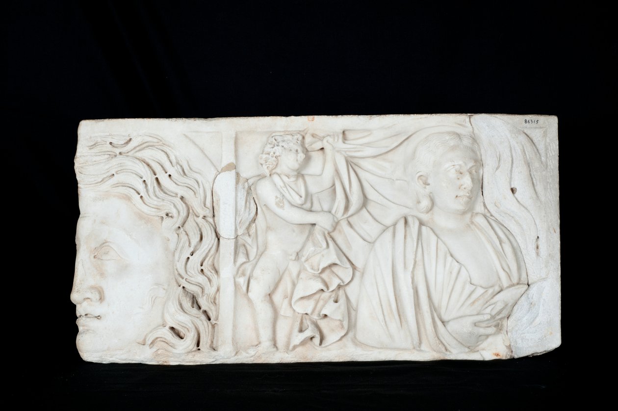 Fragment van een sarcofaag door Roman