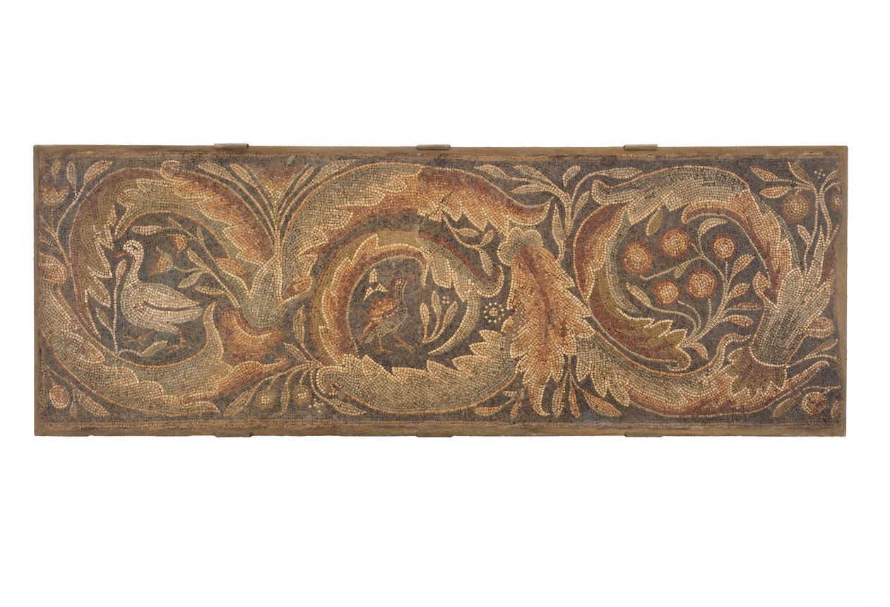 Mozaïek met bloem- en vogelmotieven door Roman