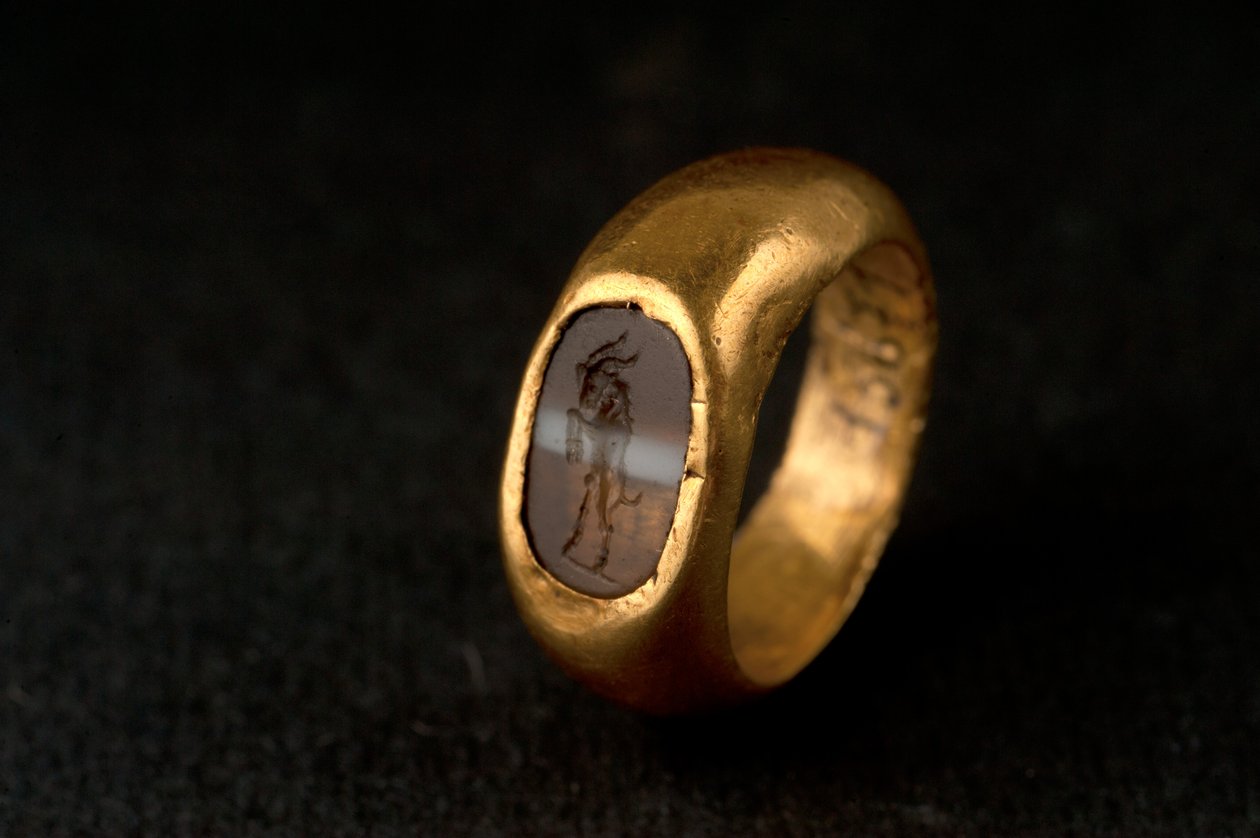 Ring (goud, chalcedoon en agaat) door Roman