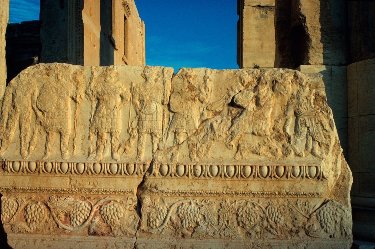 Sarcophagus paneel met militaire figuren in laag reliëf door Roman