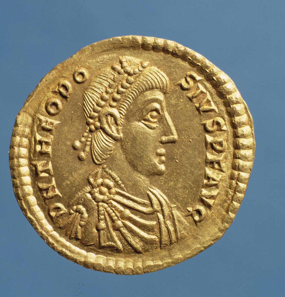 Solidus (voorzijde) van Theodosius I de Grote (379-395) met diadeem. Inscriptie: D N THEODOSIVS P F AVG door Roman
