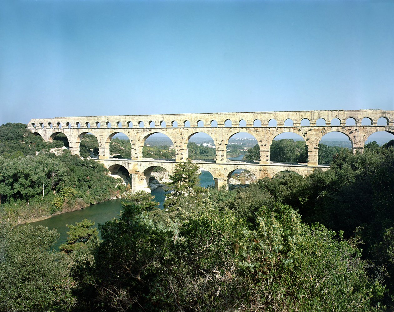 Uitzicht op het Romeinse aquaduct, gebouwd c.19 v.Chr. door Roman
