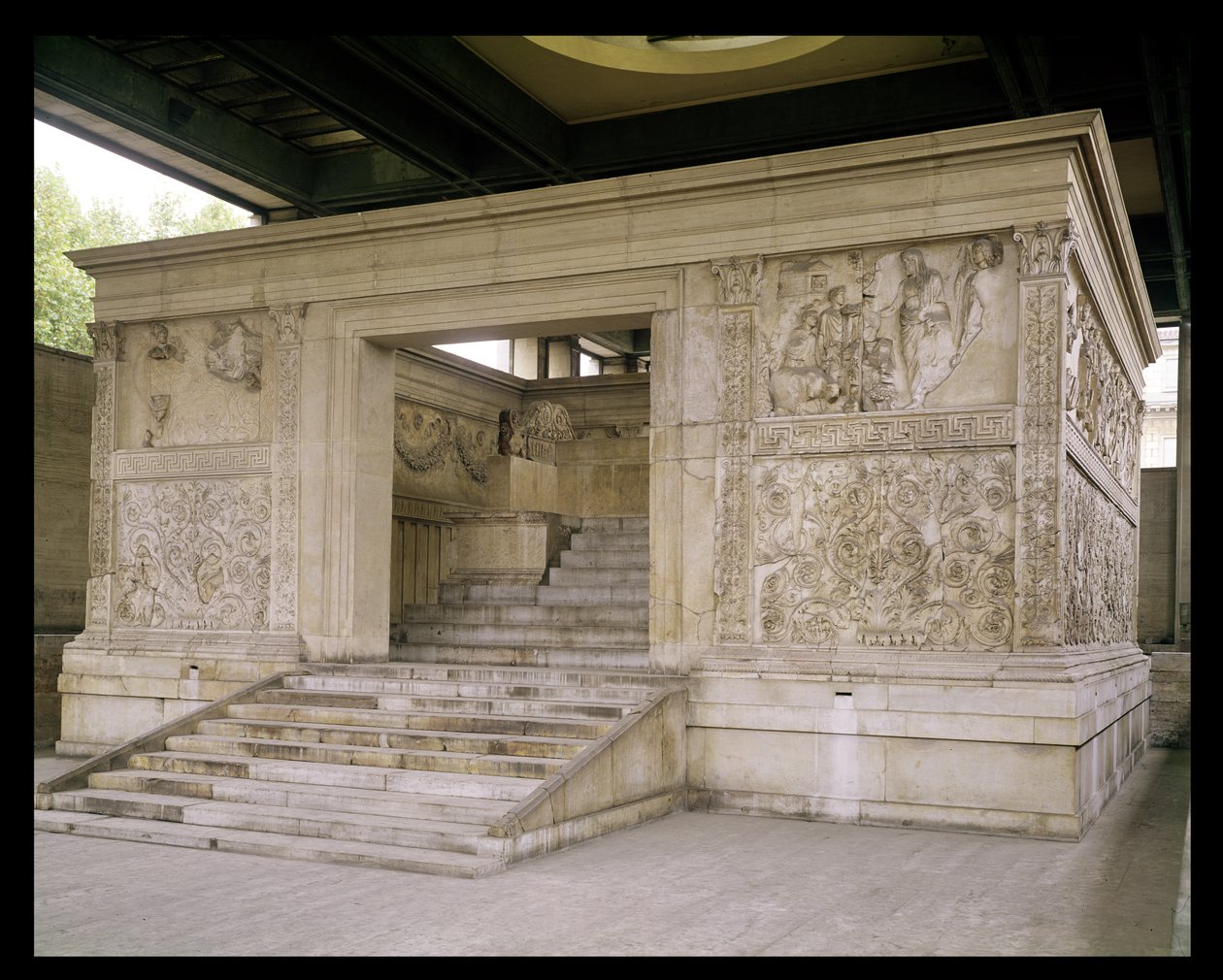 Uitzicht op de buitenkant met de trap, 13e-9e eeuw v.Chr. door Roman