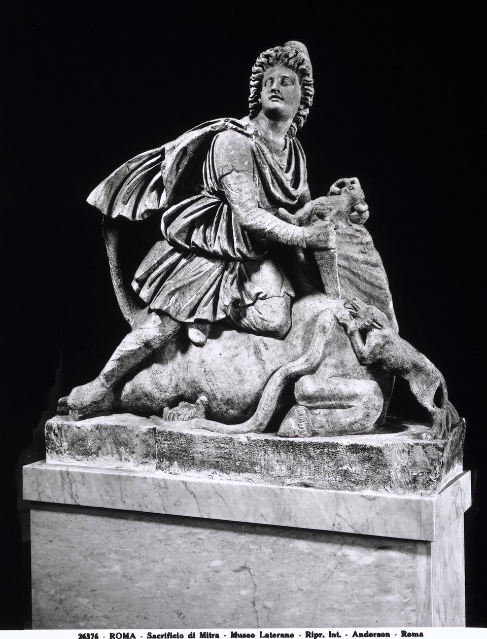 Mithras doodt een stier (marmer) door Roman