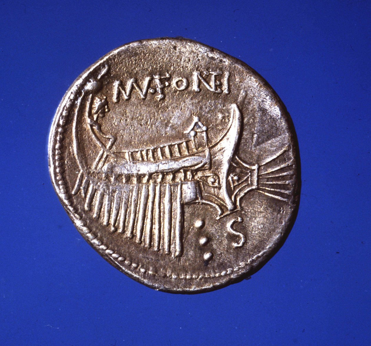 Zilveren munt met een galei, 91 n.Chr. door Roman