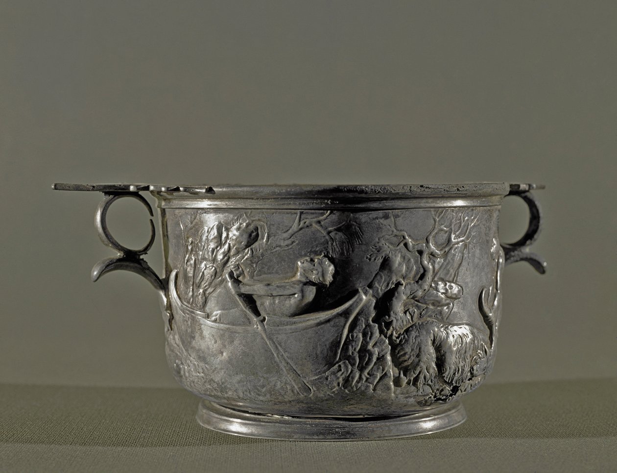 Zilveren skyphos, 2e eeuw v.Chr. door Roman