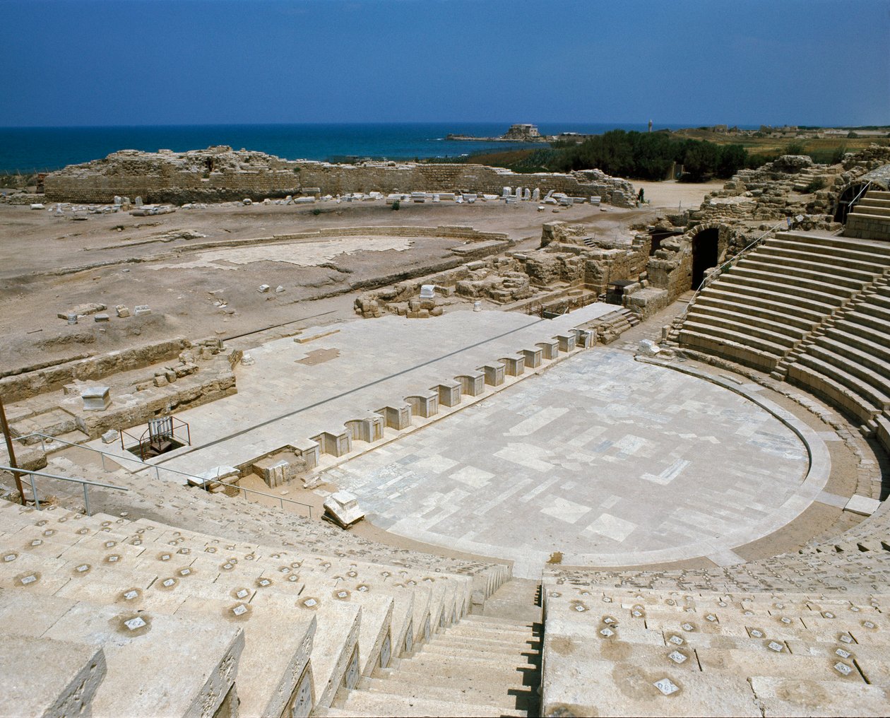 Zicht op het Romeinse theater door Roman