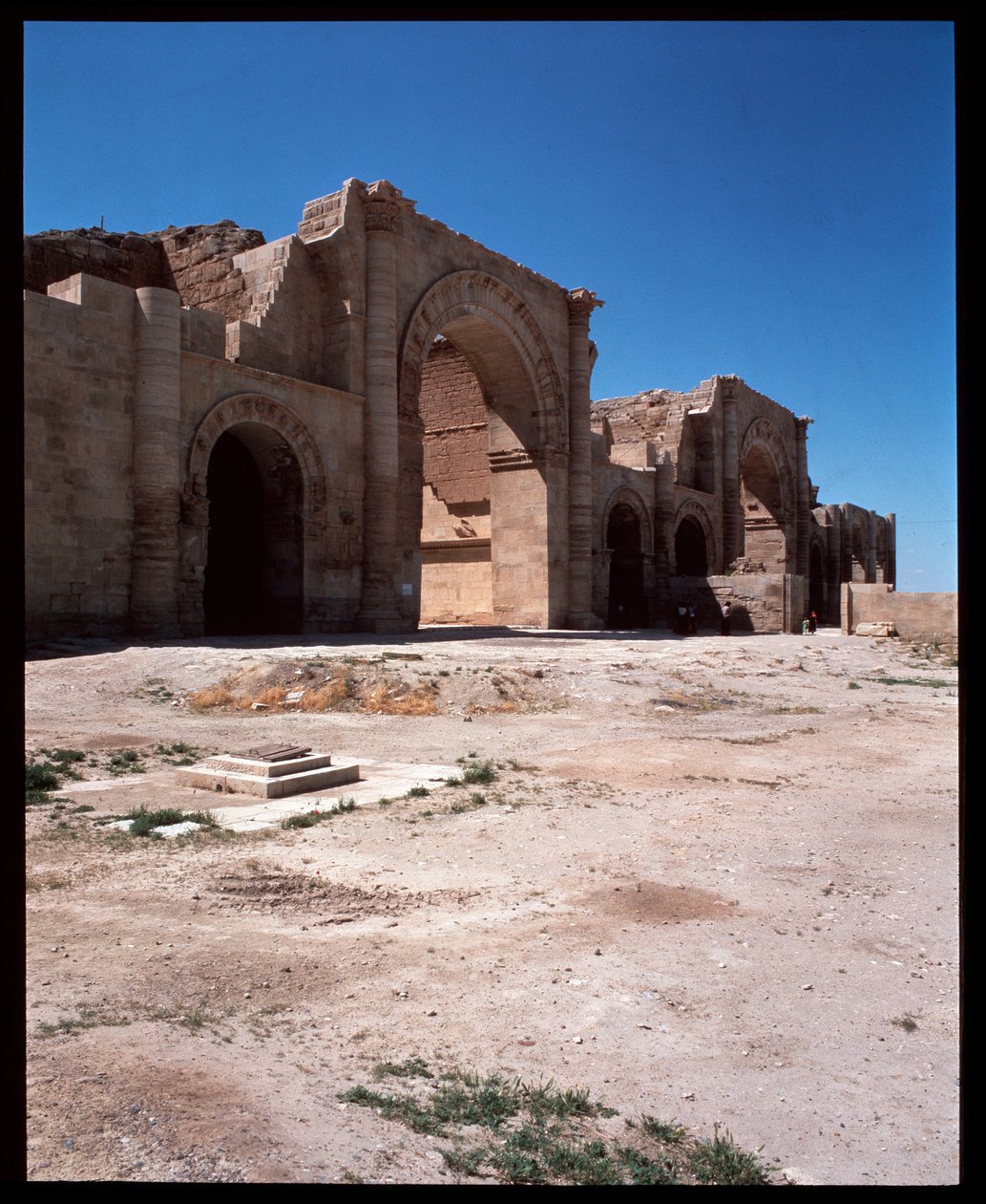 Uitzicht op Romeinse tempel door Roman Roman