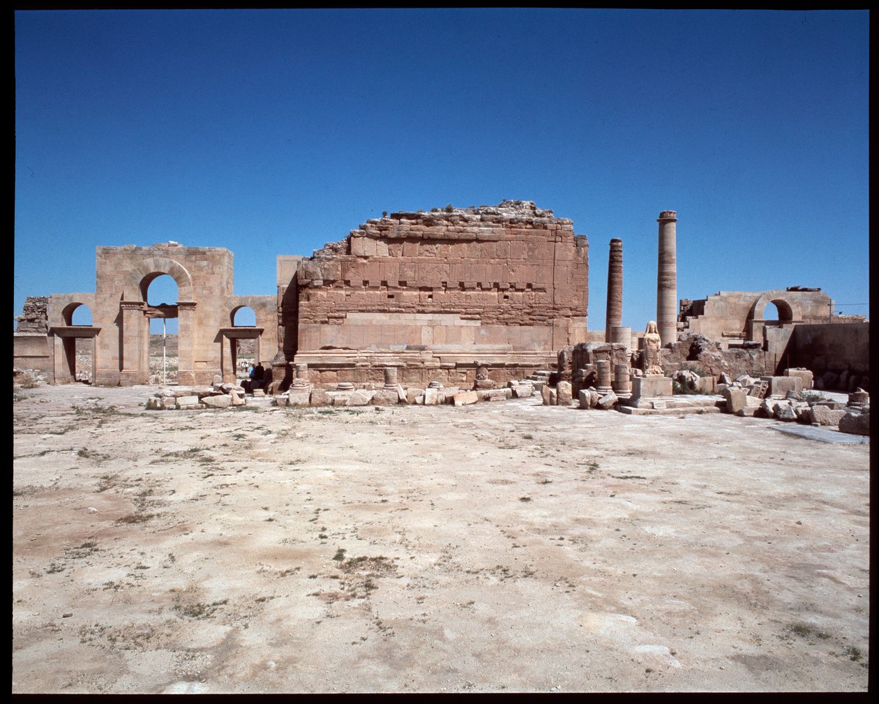 Zicht op Romeinse tempel door Roman Roman