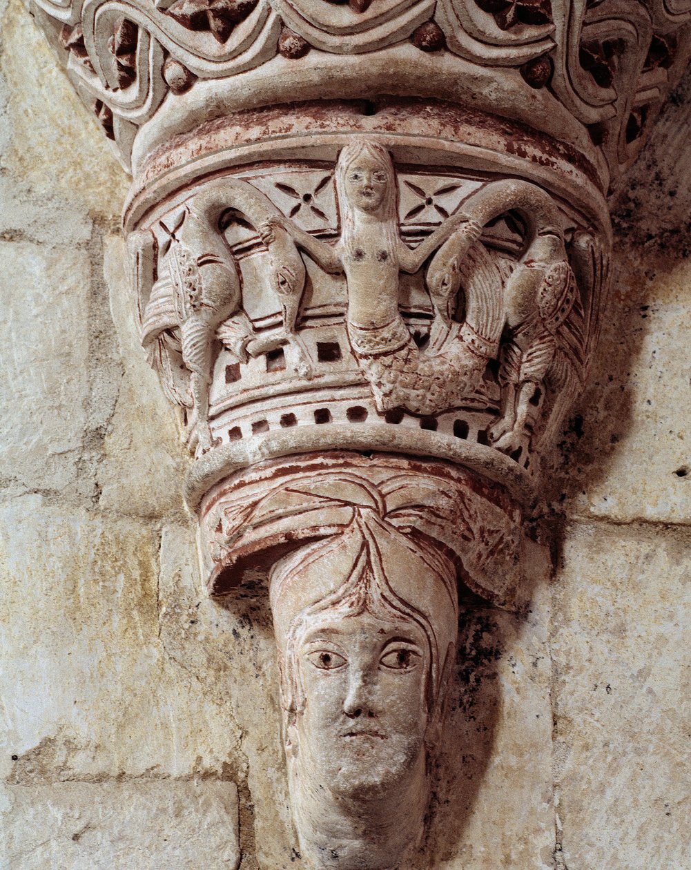 Een zeemeermin, gebeeldhouwde kapiteel van het koor door Romanesque