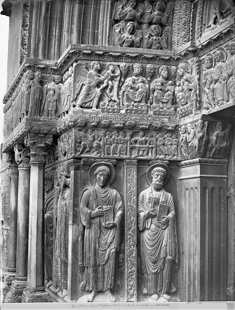 Linkerkant van het kerkportaal door Romanesque