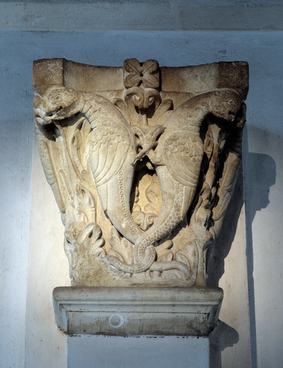 Monsters, Kapiteel van het koor (beeldhouwwerk) door Romanesque