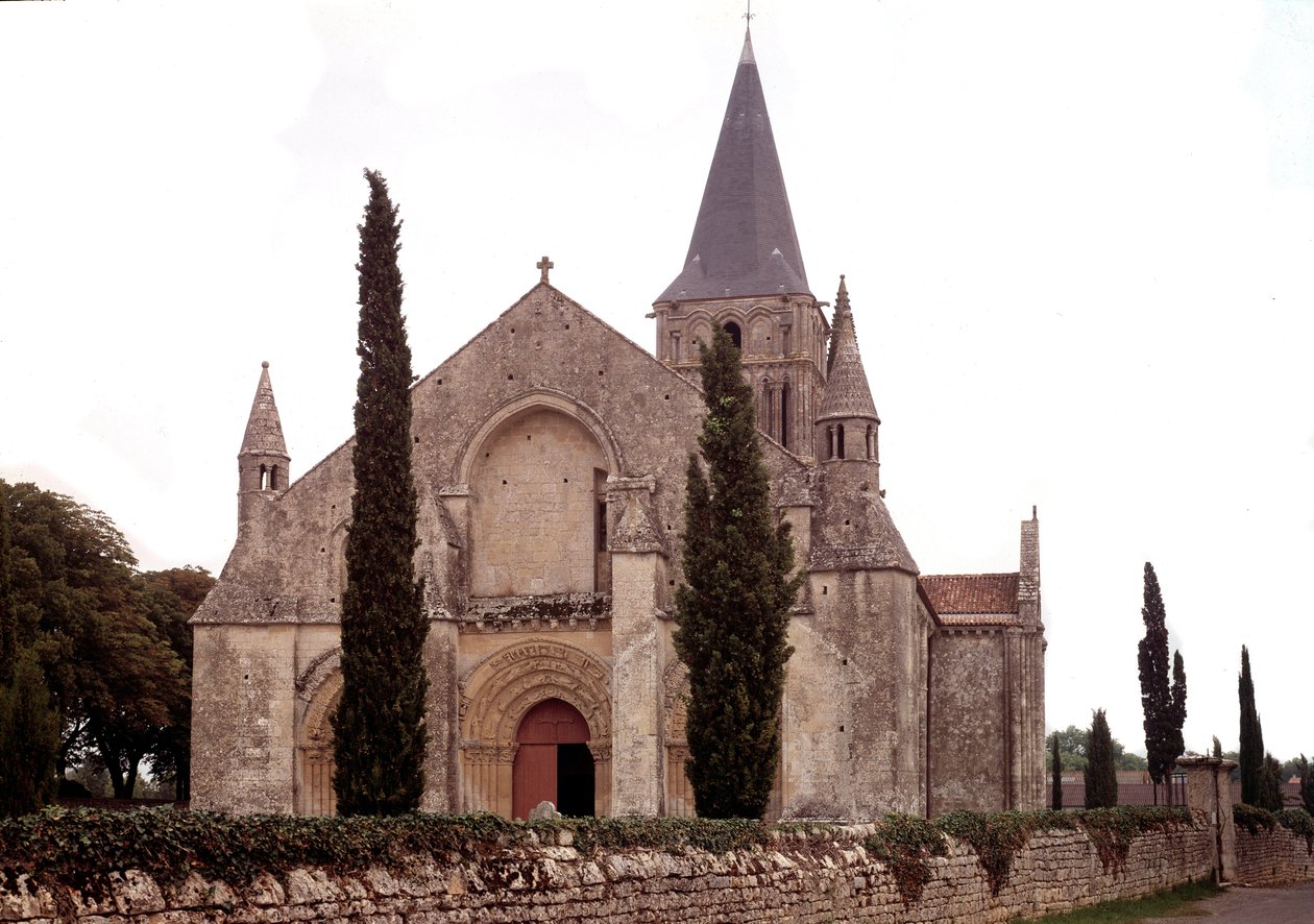 Romaanse architectuur: uitzicht op de kerk van Aulnay door Romanesque
