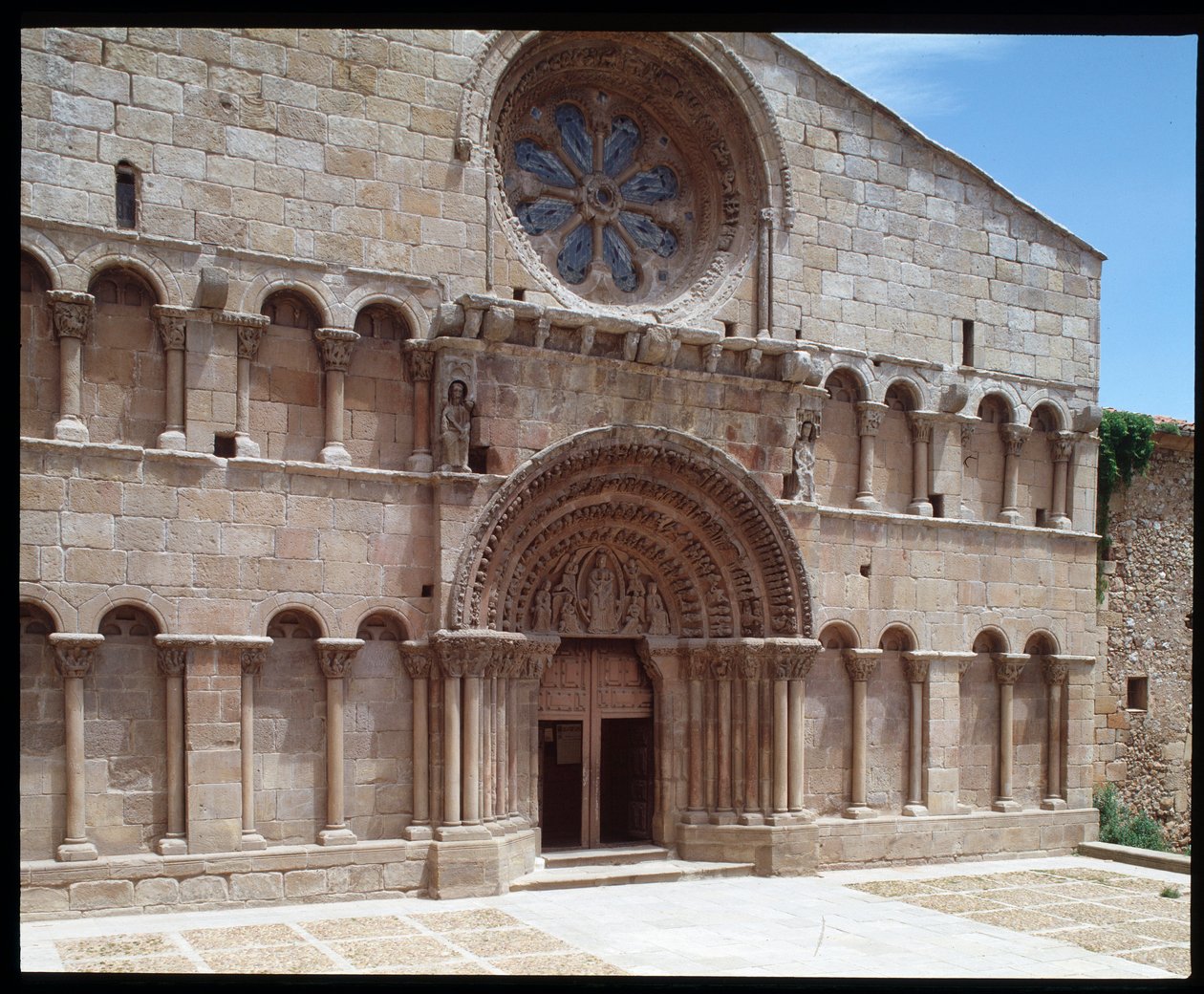 Uitzicht op de Sint-Dominicuskerk door Romanesque