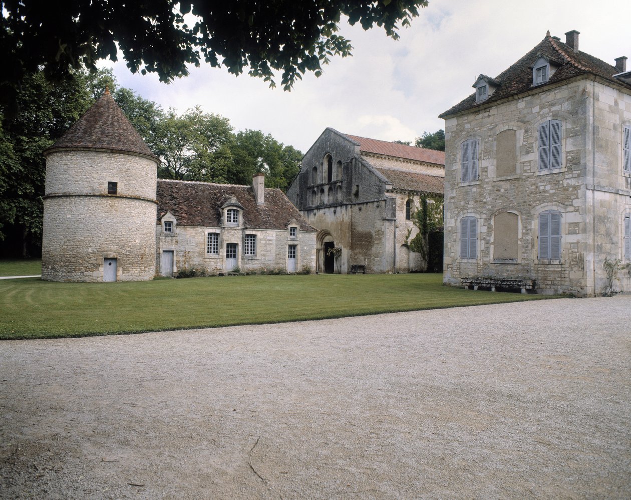 Uitzicht op duiventil, kerk en abtswoning door Romanesque