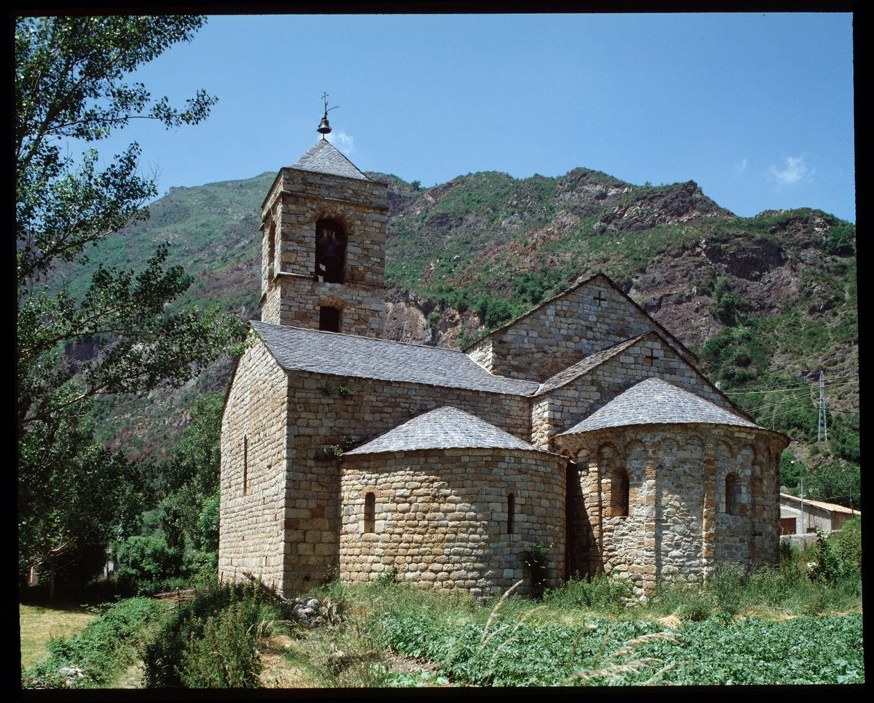 Uitzicht op de kerk van Saint Feliu door Romanesque