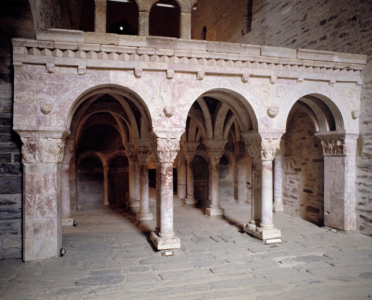 Uitzicht op de galerij door Romanesque