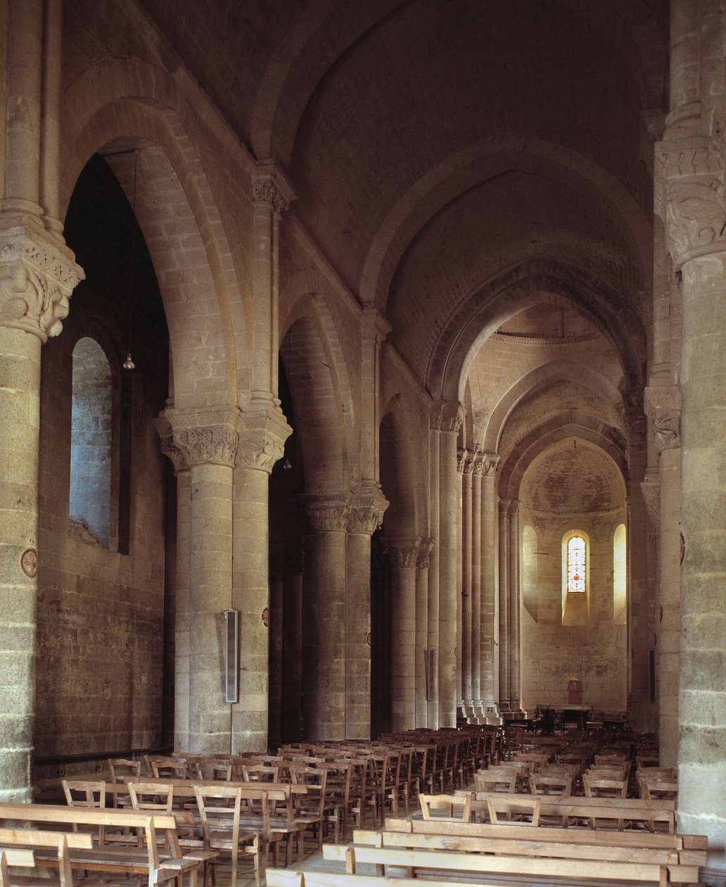 Uitzicht op de noordelijke apsis door Romanesque