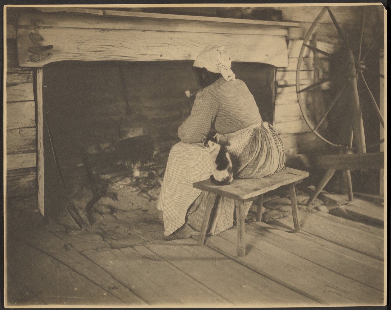 [Vrouw bij de haard]. door Rudolf Eickemeyer, Jr.