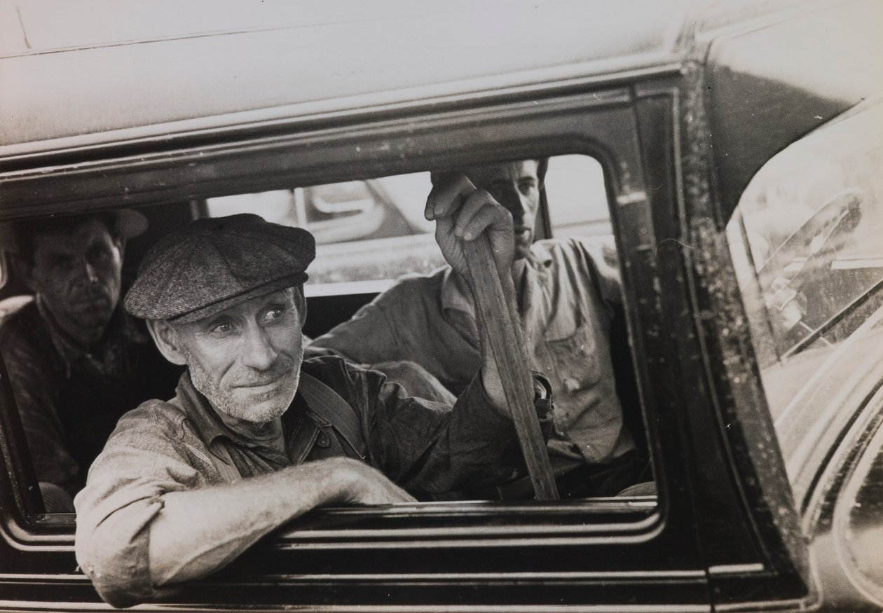 Zonder titel (Mannen in vrachtwagen) door Russell Lee