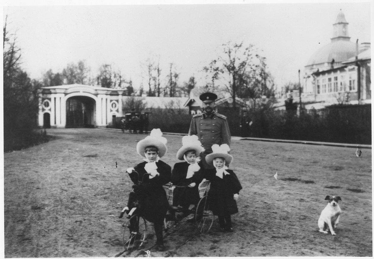 Carl Michael, hertog van Mecklenburg-Strelitz met zijn 3 nichtjes, Katya, Menka en Tasha, in het Oranienbaum Paleis nabij Sint-Petersburg, ca. 1898 door Russian Photographer