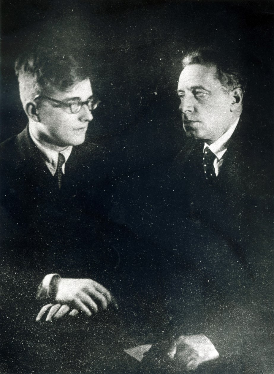 Componist Dmitri Shostakovich met de regisseur en producent Vsevelod Meyerhold, ca. 1930 door Russian Photographer