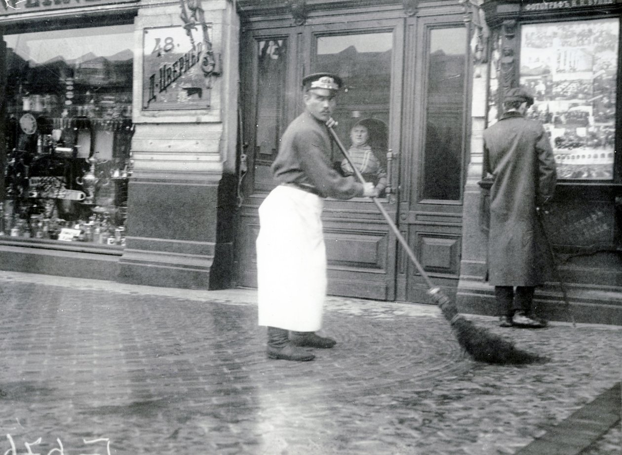 Straatveger op de Nevsky Prospekt, St. Petersburg, 1913 door Russian Photographer
