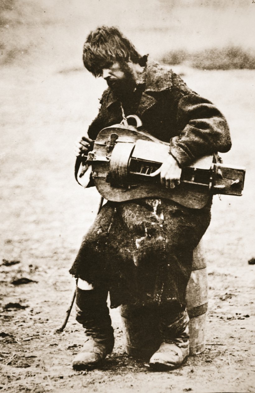 Russische boer die draailier speelt, c.1880s door Russian Photographer