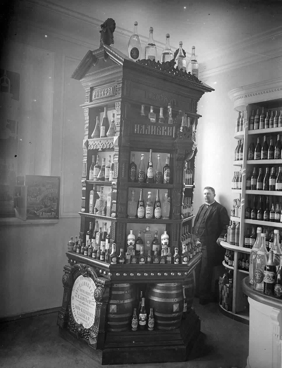 Winkeluitstalling van wijn en likeuren, ca.1893 door Russian Photographer