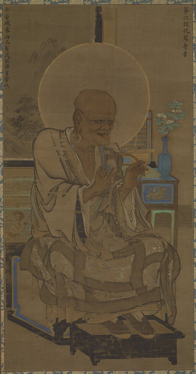 Arhat (Hattara Sonja - Bhadra) zittend; een bloeiende tak in een vaas op de tafel, Nanbokucho periode, midden 14e eeuw door Ryozen