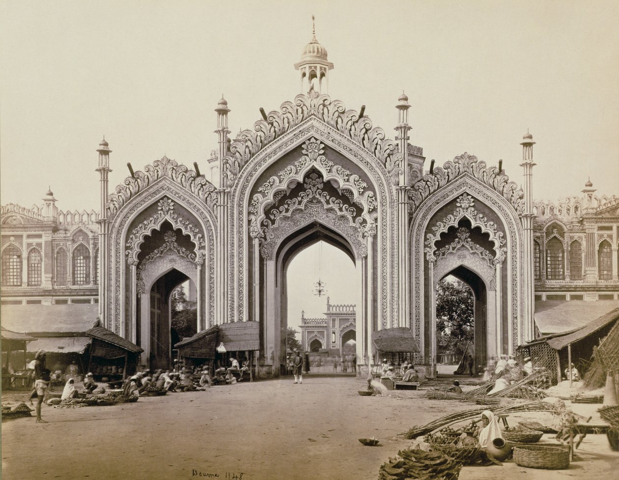 Poort van de Hoospinbad Bazaar door Samuel Bourne