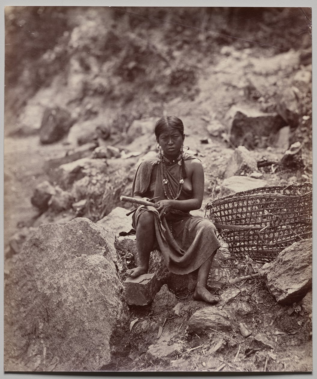 Lepcha vrouw (nummer 1908) door Samuel Bourne
