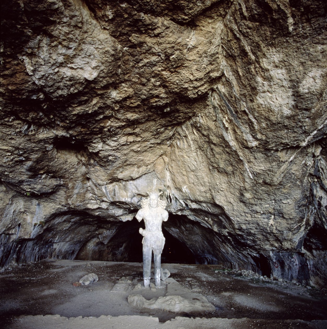 Standbeeld van Shapur I (AD 241-70) uitgehouwen uit een stalagmiet door Sasanian