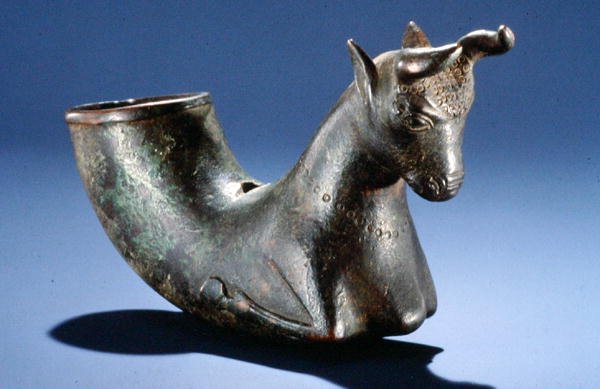 Stier met gevouwen poten door School Persian